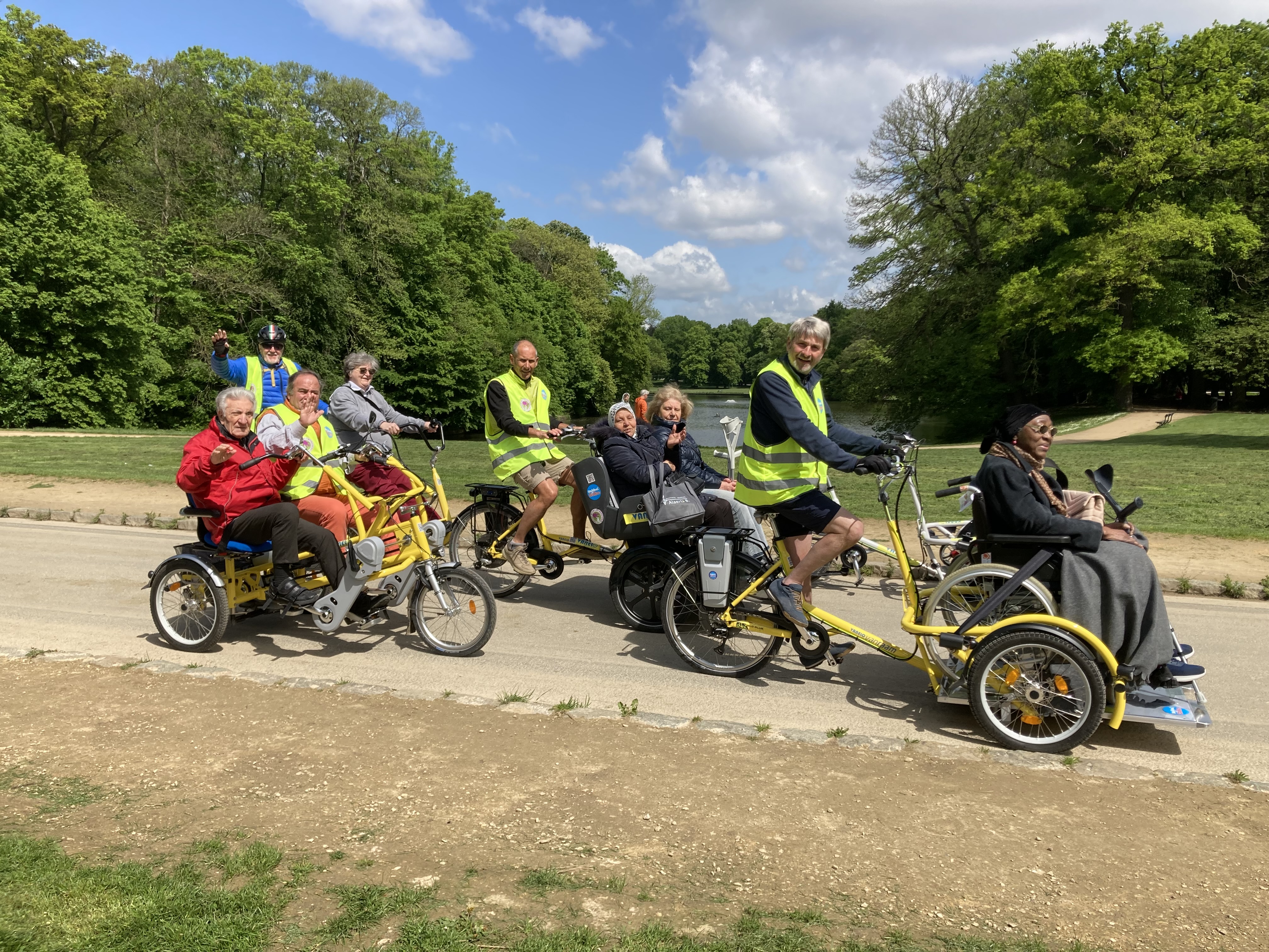 Balade à vélos tricycles électriques adaptés aux PMR, aux séniors.